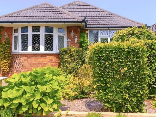 Clay Lane, Handforth, Wilmslow 2 bed bungalow to rent £1,550 pcm £358 pw