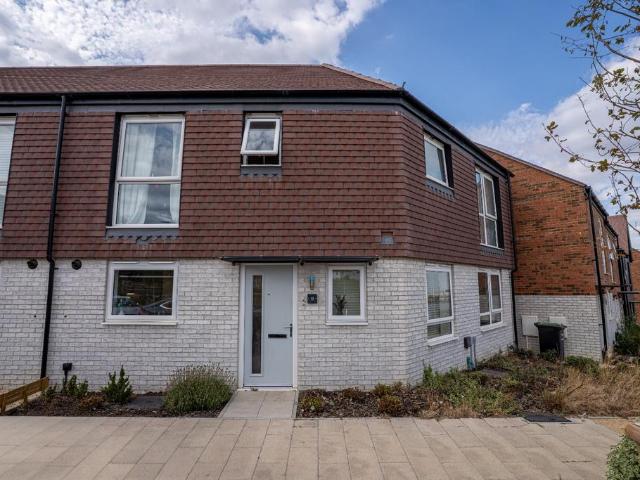 Clay Road, Northfleet, Gravesend. 3 bed semi detached house to rent £1,950 pcm £450 pw