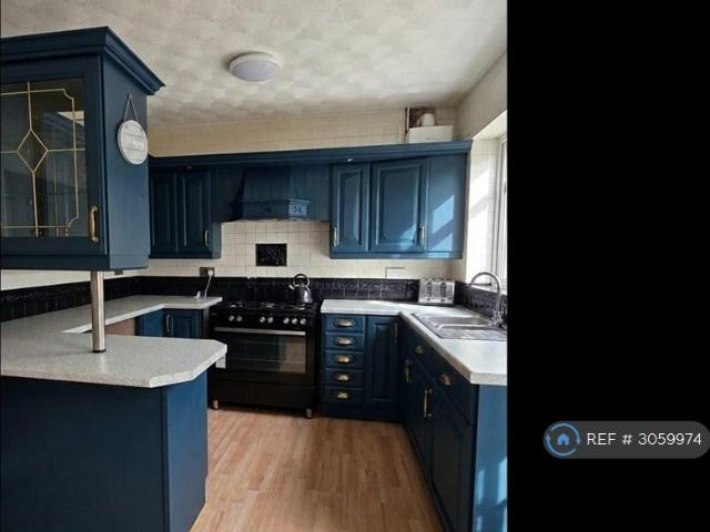 Claybank Street, Heywood, OL10 4 bed semi detached house to rent £1,500 pcm £346 pw