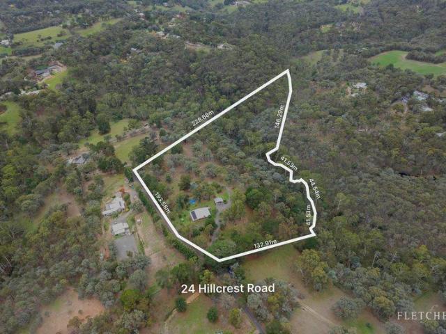 Claygate Private acreage on prestigious Hillcrest Road