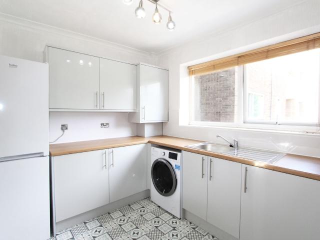 Claydon House, Holders Hill Road, London NW4, 2 bed flat to rent, £8,450 pcm | PrimeLocation