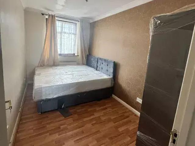 Clayhall Avenue, Ilford IG5 1 bed in a house share to rent £700 pcm £162 pw