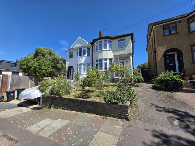Clayhall IG5 3 bed semi detached house to rent £2,350 pcm £542 pw