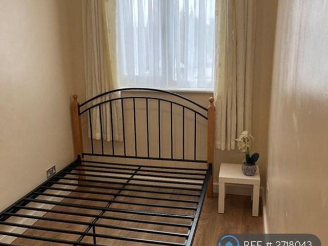 Clayhall, Ilford, IG5 1 bed flat to rent £1,375 pcm £317 pw
