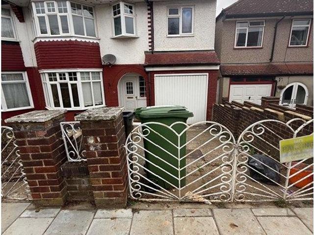 Clayhill Crescent, London SE9, 4 bed semi detached house to rent, £2,800 pcm | PrimeLocation