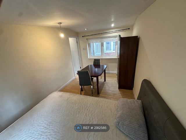 Clayponds Avenue, Brentford TW8, 2 bed flat to rent, £1,900 pcm | PrimeLocation