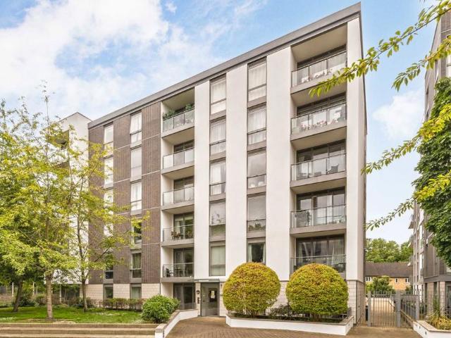 Clayponds Lane, Brentford TW8 2 bed flat to rent £2,150 pcm £496 pw