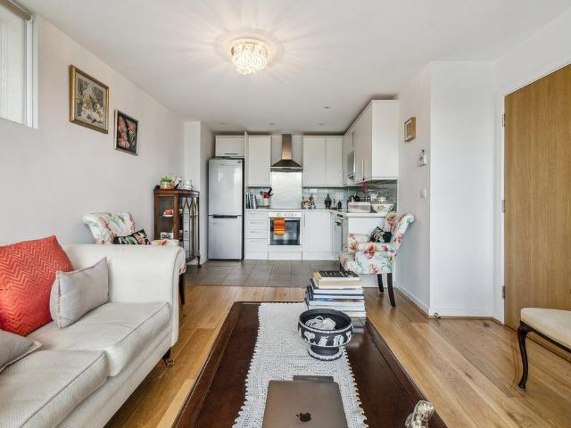 Clayponds Lane, London TW8 2 bed apartment to rent £2,150 pcm £496 pw