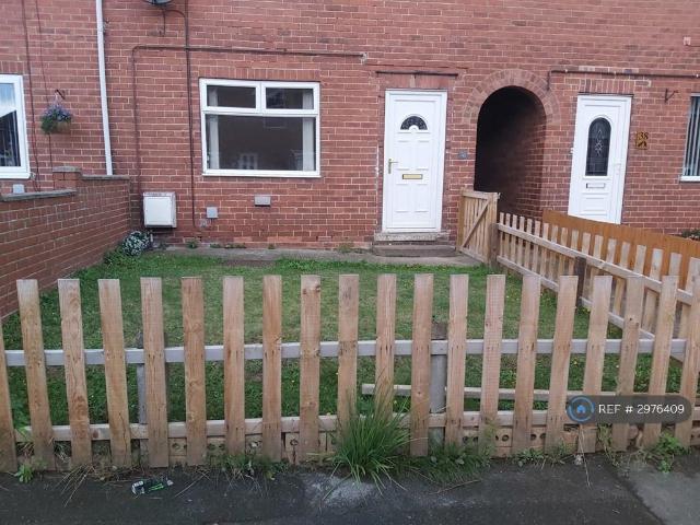 Clayton Avenue, Upton, Pontefract, WF9 3 bed terraced house to rent £725 pcm £167 pw
