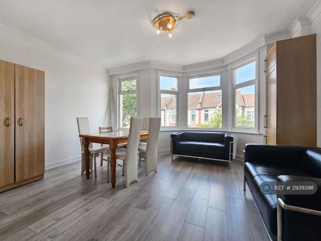 Clayton Avenue, Wembley, HA0 2 bed semi detached house to rent £2,000 pcm £462 pw