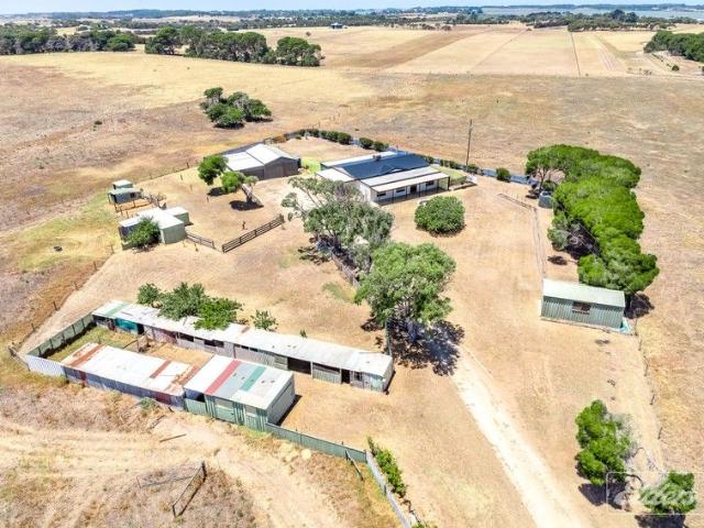 Clayton Bay A Hidden Gem on 80 Acres Near the Murray River