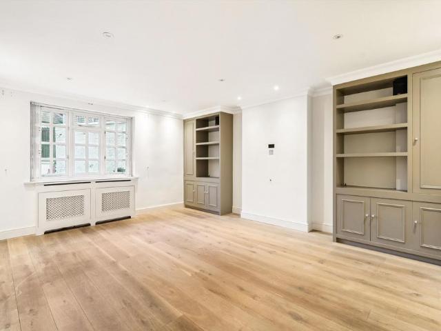 Clabon Mews, Knightsbridge, London SW1X 4 bed terraced house to rent £11,050 pcm £2,550 pw