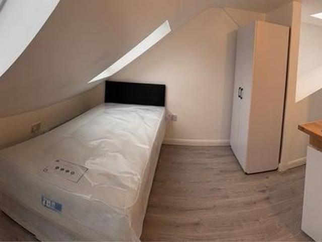 Clacton Road, London E17, Studio to rent, £1,200 pcm | PrimeLocation