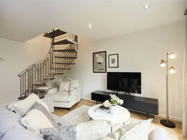 Claire Place, Canary Wharf, London E14, 2 bed terraced house to rent, £3,250 pcm | PrimeLocation
