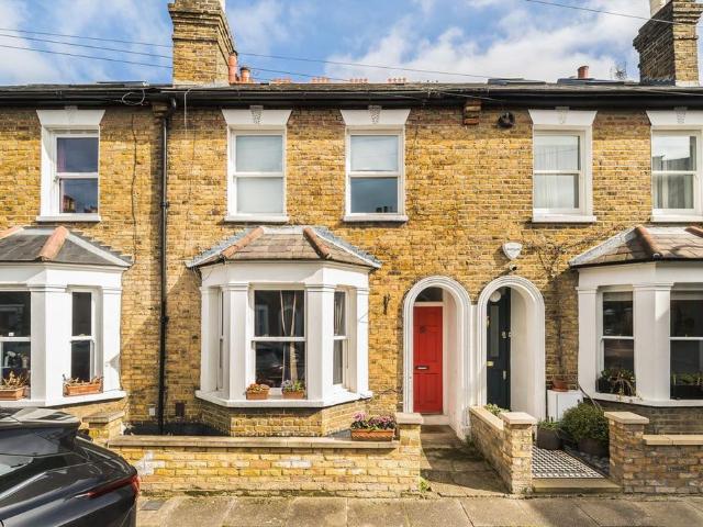 Clairville Gardens, London W7 2 bed house to rent £2,550 pcm £588 pw
