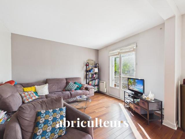 Clamart: Maison familiale lumineuse, 4 chambres, jardin, dépendance et fort potentiel