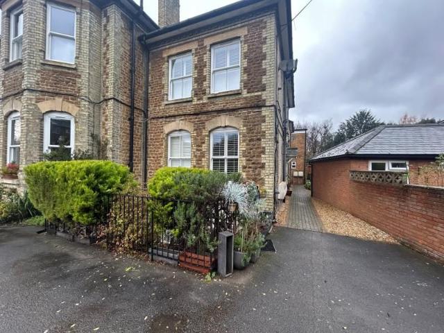 Clandon Road, Guildford GU1, 2 bed flat to rent, £1,350 pcm | PrimeLocation