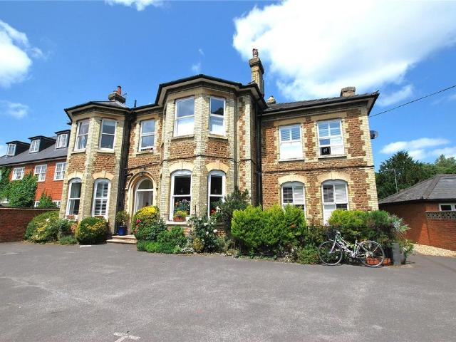 Clandon Road, Guildford, Surrey, GU1 1 bed apartment to rent £1,600 pcm £369 pw