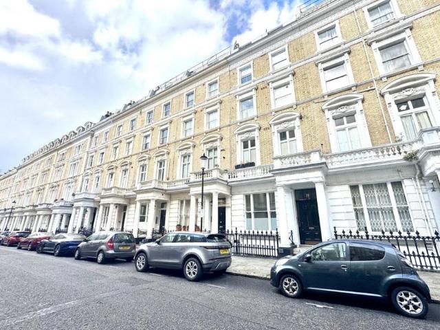 Clanricarde Gardens, Notting Hill. Studio to rent £1,599 pcm £369 pw