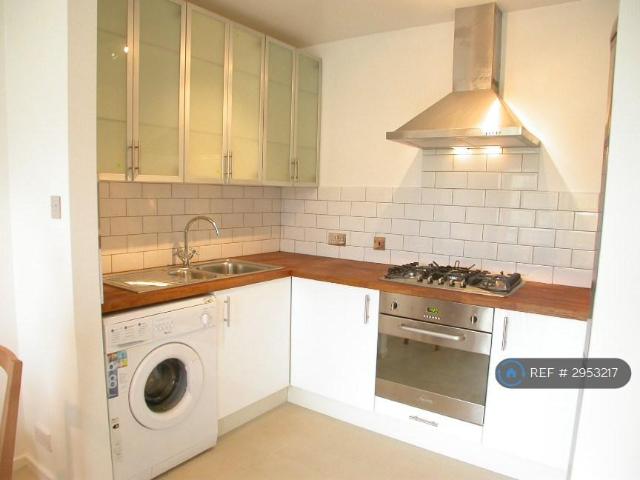 Clapham Common, London, SW4 4 bed flat to rent £4,600 pcm £1,062 pw