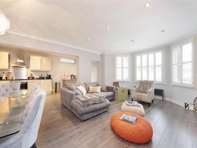 Clapham Common North Side, Clapham SW4, 2 bed flat to rent, £3,000 pcm | PrimeLocation