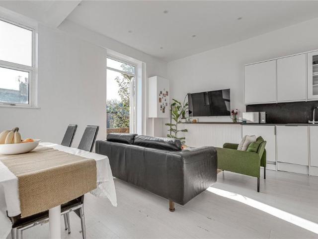 Clapham Common South Side, London SW4 3 bed flat to rent £4,200 pcm £969 pw