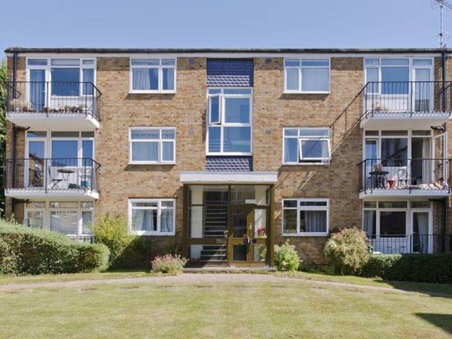 Clapham Common, SW4 2 bed flat to rent £2,500 pcm £577 pw