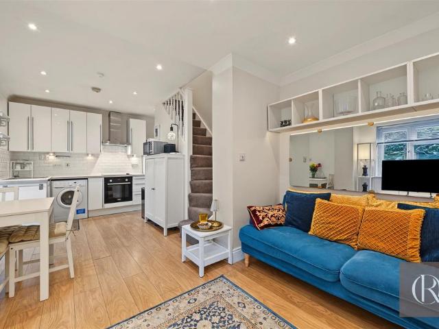 Clapham High Street, London 1 bed apartment to rent £2,000 pcm £462 pw
