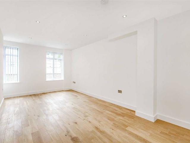 Clapham High Street, London SW4, 1 bed flat to rent, £1,750 pcm | PrimeLocation