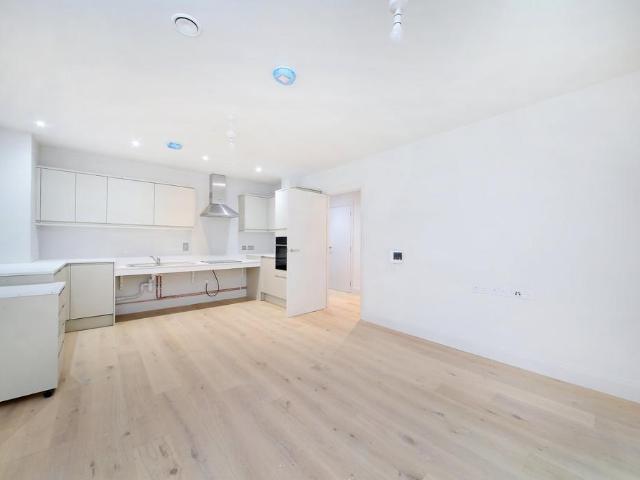 Clapham High Street, London SW4 2 bed flat to rent £3,850 pcm £888 pw