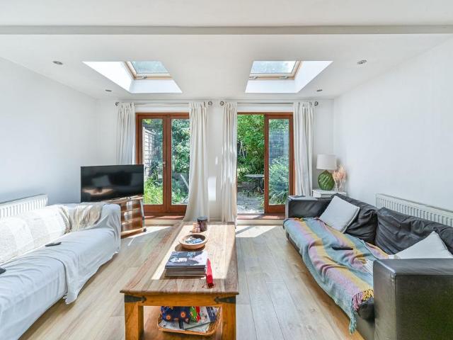 Clapham, London, SW9 5 bed house to rent £6,000 pcm £1,385 pw