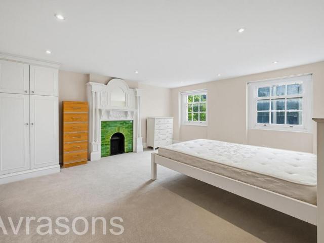 Clapham Road, Oval, London 4 bed flat to rent £4,500 pcm £1,038 pw