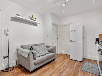 Clapham Road, London SW9, 3 bed flat to rent, £2,800 pcm | PrimeLocation