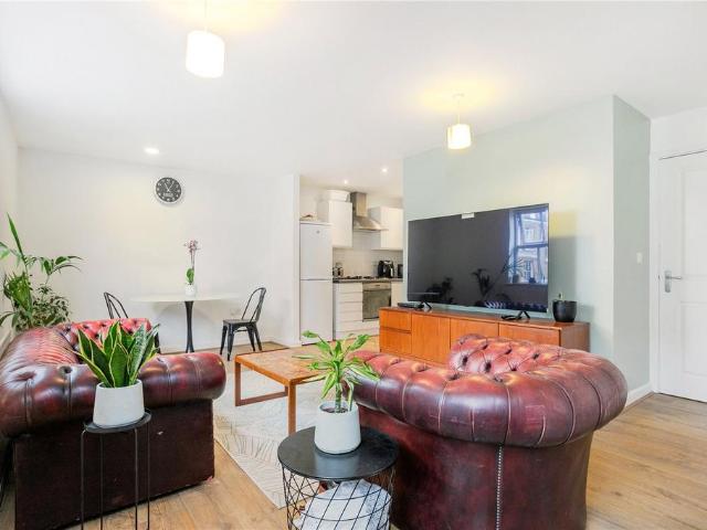 Clapton Square, London, E5 2 bed apartment to rent £2,650 pcm £612 pw