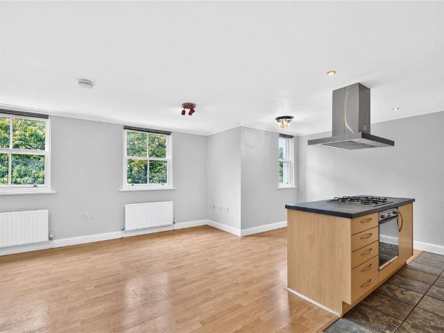 Clapton Square, London, E5 2 bed apartment to rent £2,700 pcm £623 pw