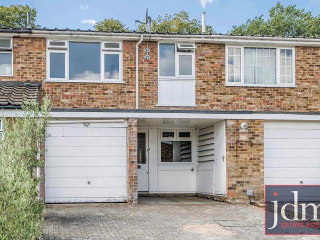 Claremont Close, Orpington, BR6 3 bed terraced house to rent £2,100 pcm £485 pw