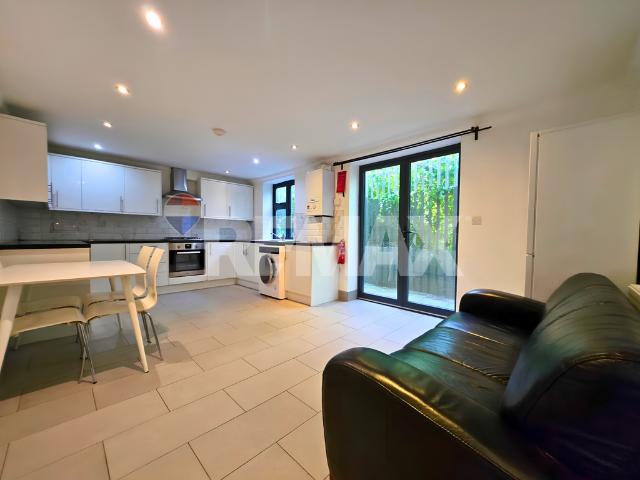 Claremont Close, London E16 1 bed flat to rent £1,695 pcm £391 pw