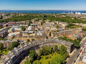 Claremont Crescent, New Town, Edinburgh 4 bed flat to rent £2,895 pcm £668 pw