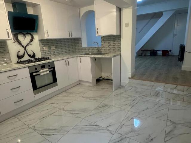 Claremont Avenue, Harrow HA3 6 bed terraced house to rent £4,500 pcm £1,038 pw