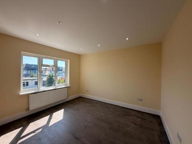 Claremont Avenue, Harrow HA3 6 bed terraced house to rent £3,999 pcm £923 pw
