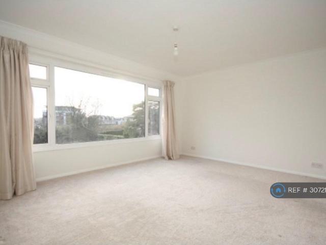 Claremont Avenue, Surrey, GU22 1 bed flat to rent £1,150 pcm £265 pw