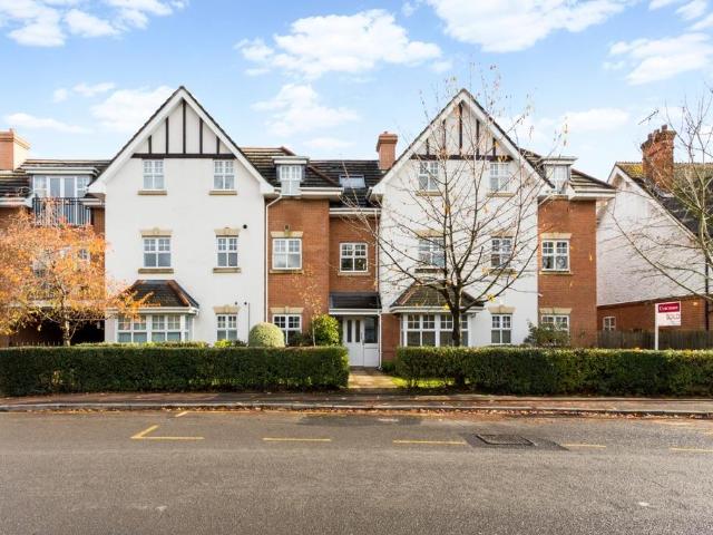 Claremont Avenue Woking GU22 2 bed apartment to rent £1,550 pcm £358 pw