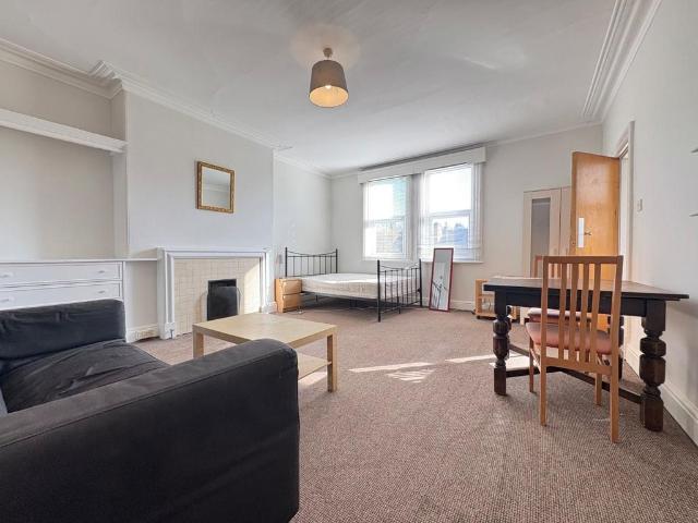 Claremont Drive, Headingley, Leeds, LS6 Studio to rent £695 pcm £160 pw
