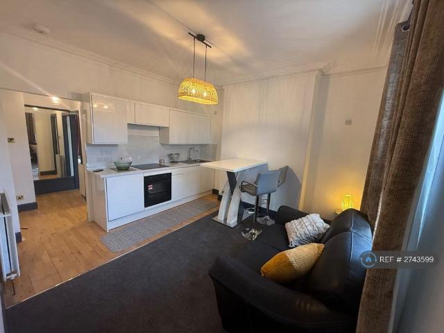 Claremont Place, Aberdeen, AB10 2 bed flat to rent £800 pcm £185 pw