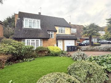 Claremont Road, Hadley Wood. 4 bed detached house to rent £3,500 pcm £808 pw