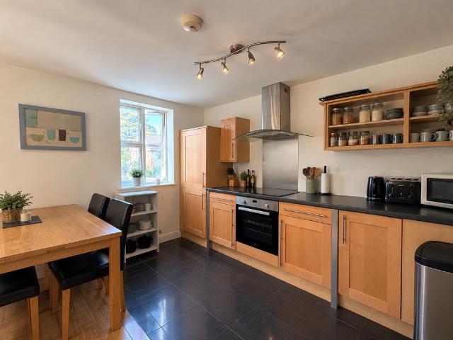 Claremont Road, Sale, M33 2 bed flat to rent £1,350 pcm £312 pw