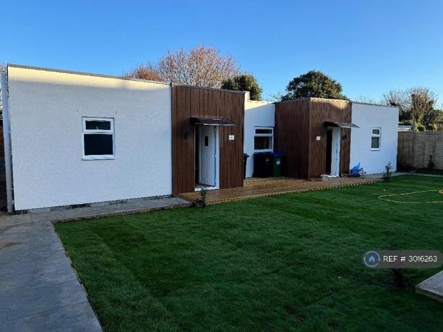 Claremont Road, Seaford, BN25 2 bed bungalow £1,495 pcm £345 pw