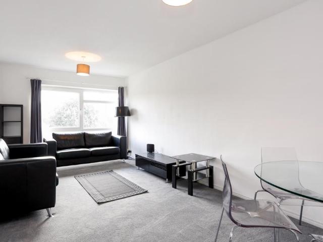 Claremont Road, Surbiton, KT6 2 bed apartment to rent £1,795 pcm £414 pw