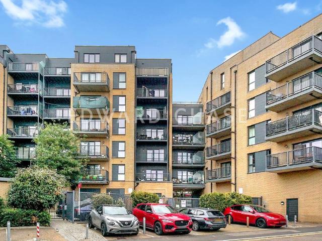 Clarence Avenue, Gants Hill, IG2 1 bed apartment to rent £1,650 pcm £381 pw