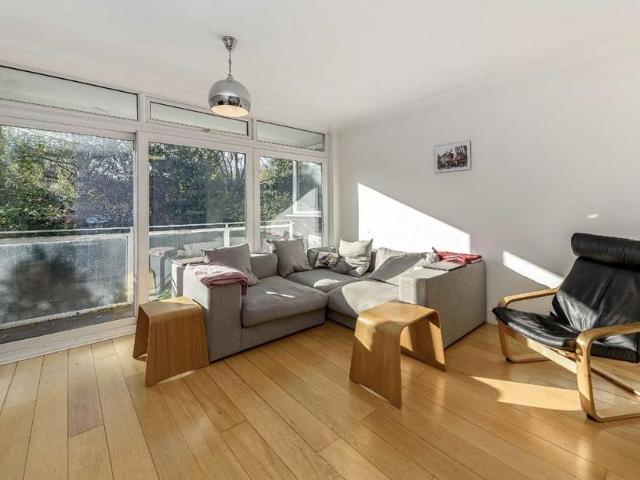 Clarence Avenue, London SW4 2 bed flat to rent £2,500 pcm £577 pw